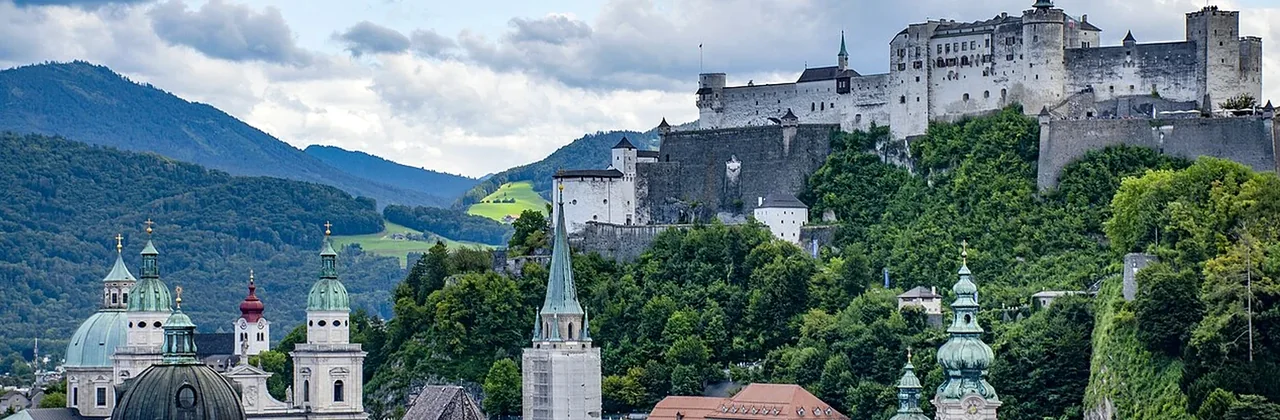 Helle Stadtlandschaft mit Dächern und viel Tageslicht