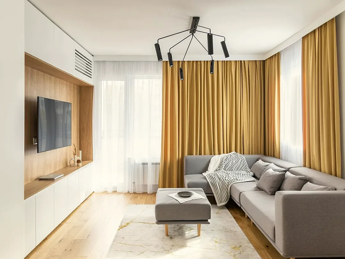 Heller moderner Wohnraum mit Sofa, Holzboden und großen Fenstern