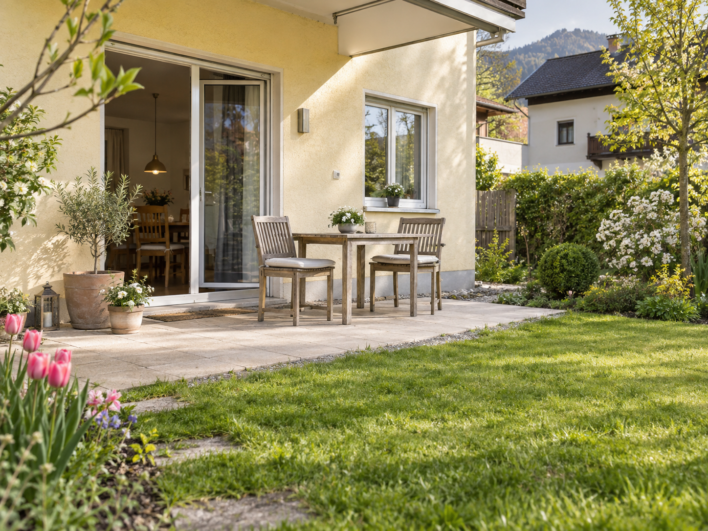 Freundlicher Garten- und Terrassenbereich eines Wohnhauses