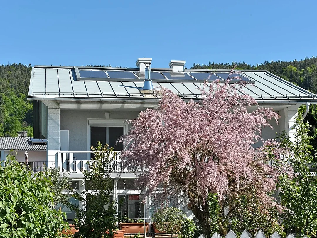 Helles Wohnhaus mit blühendem Garten