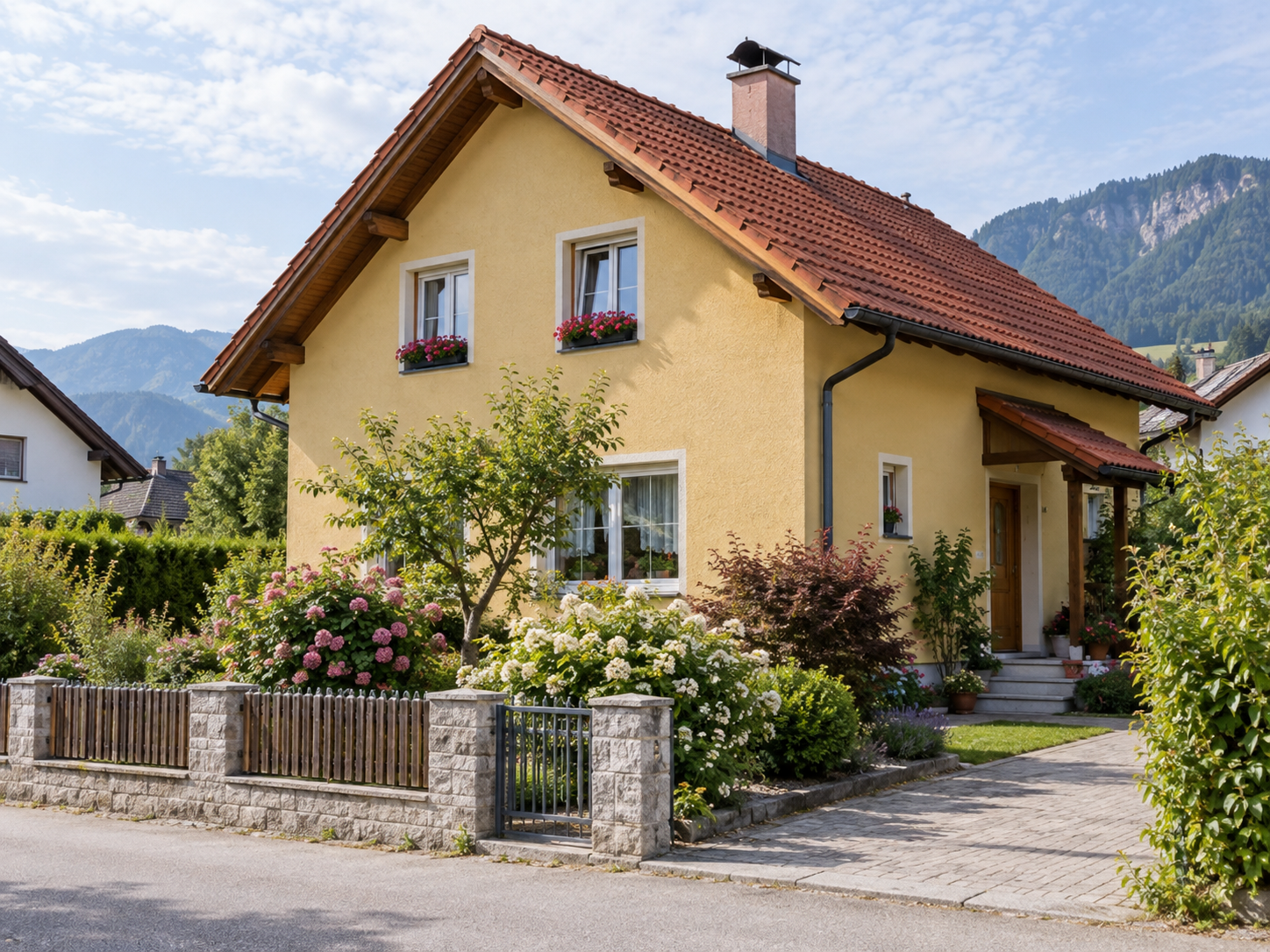 Helles Wohnhaus mit blühendem Garten